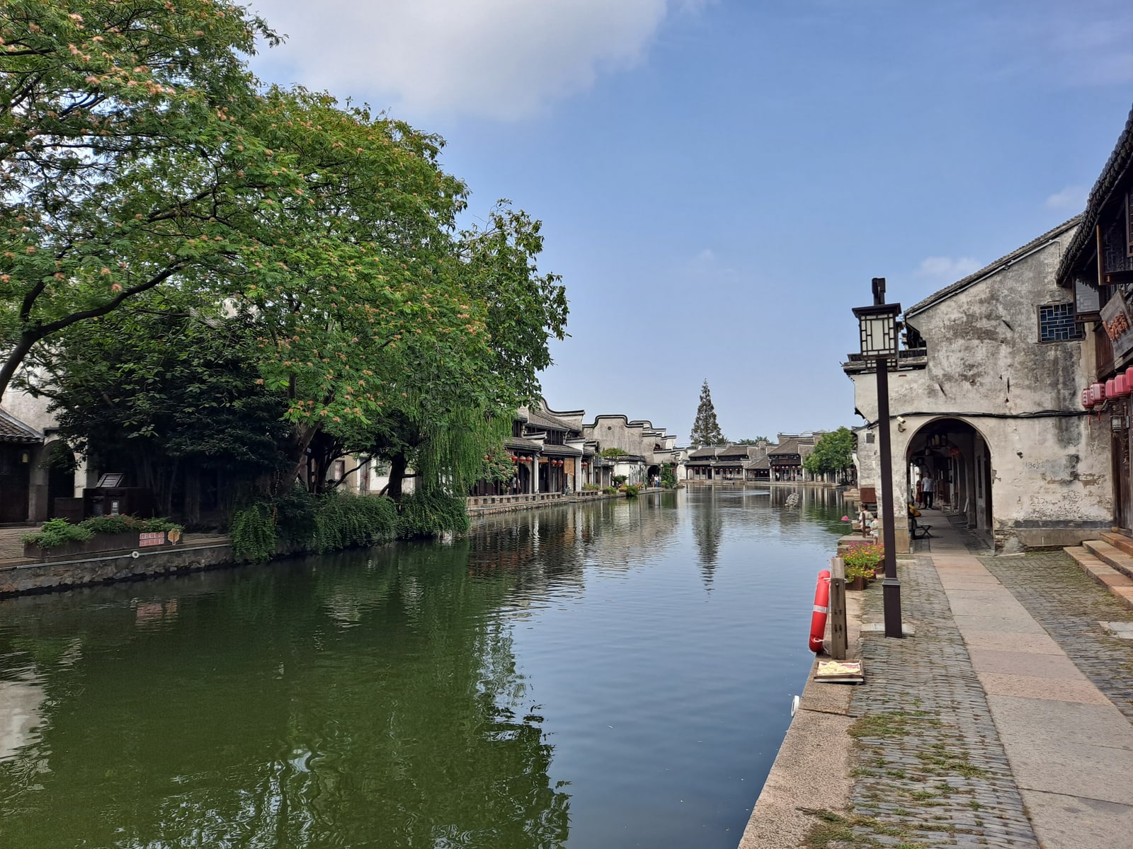 百间楼河道与两岸民居，2022年资料照片