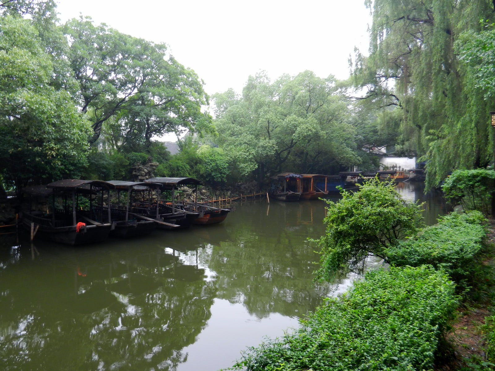 南浔河道上的船与水岸，2012年资料照片