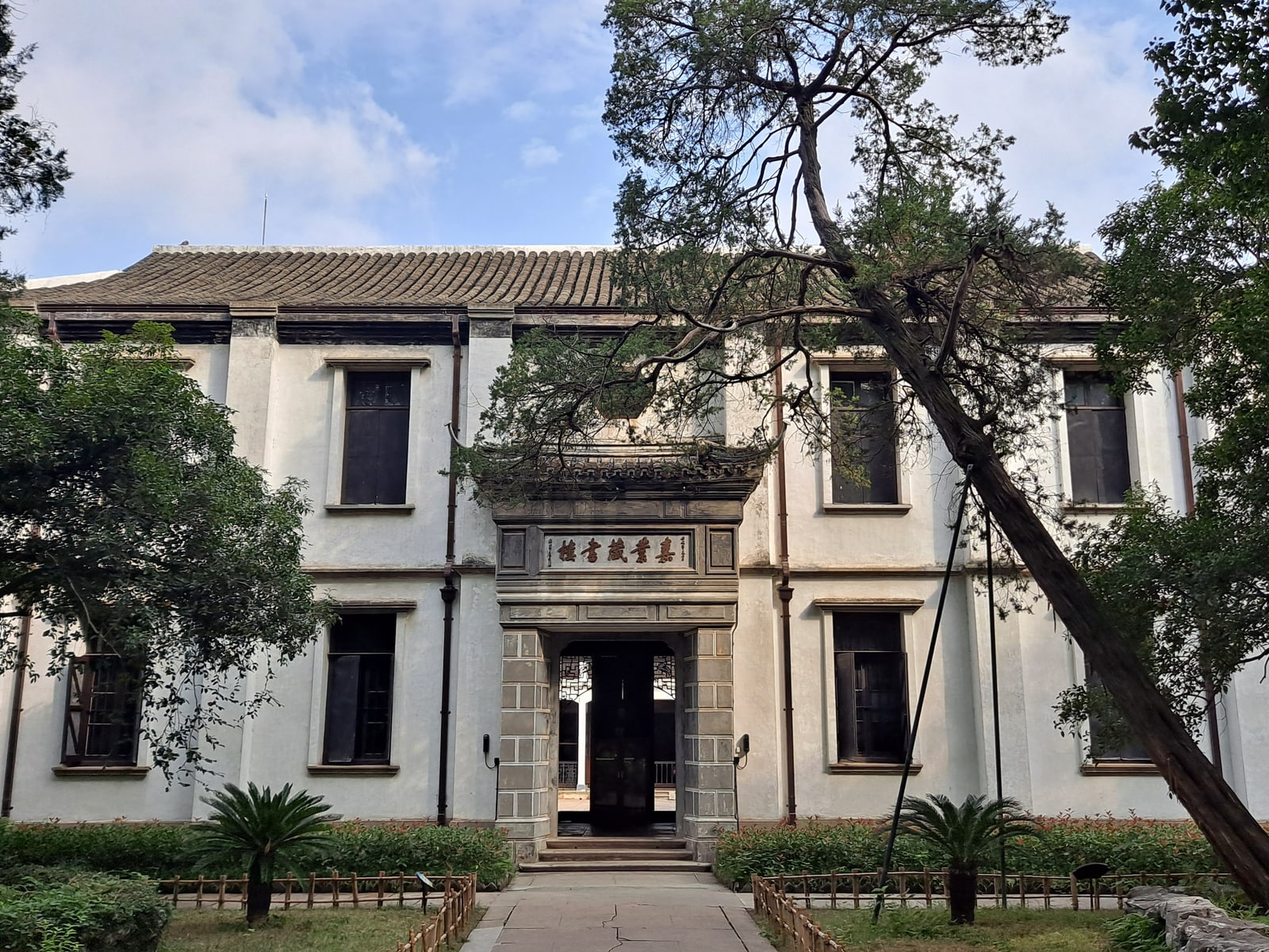 嘉业藏书楼入口与建筑整体，2022年资料照片